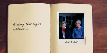 Offenes Buch mit Polaroid von Andi und Heidi