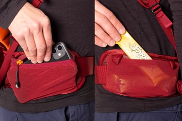 Stretch-Mesh-Reissverschlusstasche und Stretch-Mesh-Verstecktasche am Hüftgurt. 