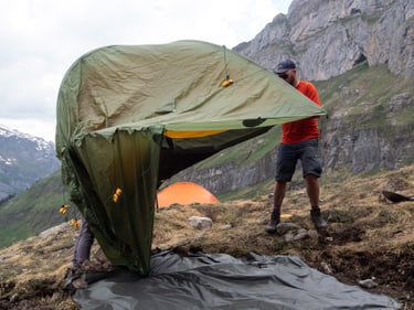 Basecamp Glaernisch Zeltaufbau